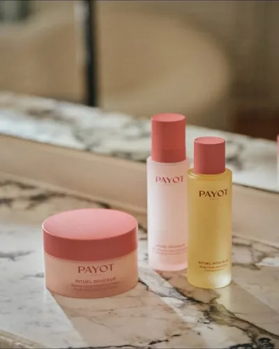 Un rituel, trois textures, une expérience sensorielle unique.

Avec notre Rituel Douceur, découvrez comment chaque texture transforme votre routine en un véritable moment de bien-être :

1️⃣ Sérum Lacté Corps : Fluide et léger, il hydrate instantanément et pénètre rapidement pour un fini non gras. Parfait pour celles et ceux qui recherchent fraîcheur et légèreté.
2️⃣ Baume Corps Lissant : Riche et fondant, il enveloppe votre peau de confort, idéal pour une hydratation en profondeur et une sensation cocooning.
3️⃣ Huile Corps Tonifiante : Légère et satinée, elle nourrit et tonifie tout en sublimant la peau avec un fini éclatant et soyeux.
💬 Quelle texture préférez-vous pour prendre soin de votre peau ?

#Payot #PayotSkincare #BeautyRituals #IconicBeauty #BeautyEssentials #PayotMoments #institutdebeauté #beaute #thionville #luxembourg