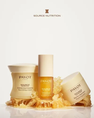 🐝 Bienvenue au cœur de la ruche 🍯

PAYOT dévoile Source Nutrition, une nouvelle gamme experte dédiée aux peaux sèches à très sèches.
Inspirée par les trésors de la nature ; miel de mimosa, gelée royale, cire d’abeille et céramides de carthame, elle nourrit, répare et protège intensément la peau.
 
Un rituel sensoriel en 3 soins irrésistibles :
✨ Crème Nourrissante 
✨ Baume Réparateur
✨ Huile à Lèvres
 
💛 La ruche n’a jamais été aussi généreuse.

🐝
#Payot #SourceNutrition #BeePower #HoneyCare #NaturalSkincare #DrySkinRelief #GlowingSkin #CleanBeauty #BeeInspired #HoneyLovers #institutdebeauté #beaute #miel