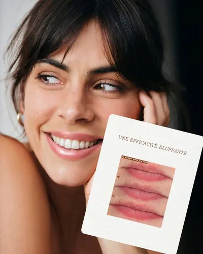 Avant 👉 Lèvres sèches, inconfortables, ternes…
Après 👉 Lèvres nourries, repulpées, irrésistibles ✨🍯

Notre Huile à Lèvres Source Nutrition agit comme une cuillerée de miel déposée délicatement sur vos lèvres.
✔ +12h d’hydratation continue
✔ Confort immédiat
✔ Fini brillant & gourmand sans coller
Une seule application, et vos lèvres se révèlent plus belles jour après jour. 💛🐝
 
#payotofficial #institutdebeauté #ebthionville #thionville #metz #luxemburg #beauty #lips