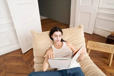 ❄️ 4 erreurs skincare à éviter en hiver ❄️

L’hiver met la peau à rude épreuve… et certaines habitudes peuvent aggraver la sécheresse, les rougeurs ou l’inconfort. Voici les erreurs à éviter pour garder une peau douce et lumineuse tout l’hiver :

1️⃣ Utiliser les mêmes produits qu’en été
Le froid demande des textures plus riches et des formules cocooning pour renforcer la barrière cutanée.
2️⃣ Négliger l’hydratation (interne & externe)
La peau se déshydrate plus vite en hiver. On mise sur un sérum hydratant + crème nourrissante, et on boit suffisamment.
3️⃣ Prendre des douches trop chaudes
Elles fragilisent la peau et accentuent les tiraillements. Tiède, c’est mieux !
4️⃣ Oublier l’exfoliation
Une exfoliation douce 1x/semaine aide la peau à absorber les soins sans l’agresser.

#Payot #WinterSkincare #SkincareTips #SkinBarrier #HydrationTips #DrySkinRelief #WinterBeauty #GlowySkin #SkincareEducation #SkincareMistakes #BeautyAdvice #HealthySkinHabits #ColdWeatherSkin #SkincareCommunity #institutdebeauté #thionville #metz