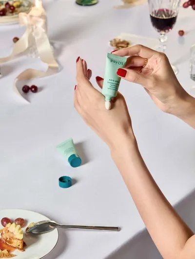 ⚡ SOS peau post-fêtes : que faire contre les imperfections ?

Entre maquillage, manque de sommeil et excès, les imperfections adorent s’inviter après les fêtes. Pour remettre la peau au clair, adoptez une approche experte :

✨ Nettoyage doux mais efficace pour éliminer impuretés, résidus et excès de sébum sans agresser.
 🧪 Actifs ciblés (AHA, zinc, niacinamide) pour lisser le grain de peau et accélérer la disparition des imperfections.
 💧 Hydratation légère pour rééquilibrer la barrière cutanée et éviter le rebond de sébum.
 🌿 Soin local pour cibler les zones inflammées et apaiser rapidement.

Une routine courte, précise… et votre peau retrouve son calme en quelques jours. ✨

#Payot #PostHolidaySkin #BlemishCare #ClearSkinRoutine #thionville