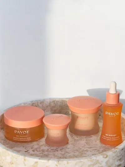 Les causes de la terne cutanée sont le stress, le manque de sommeil 💤, les mauvaises habitudes, les rayons du soleil☀️ qui améliore sa vision et épuise la ressource. Donc la tâche n° 1 est de renforcer l’éclat naturel ! ✨

Les formules vitaminées 🧬 PAYOT sont conçues pour réparer les peaux fatiguées et ternes, car elles contiennent de vrais superaliments : extraits de baies de goji et d’acai bio, extrait de grenade et une forme spéciale et hautement stable de vitamine C 🍊. Ils dynamisent la peau⚡️ comme des smoothies aux fruits !

Les textures d’un masque nettoyant pour le visage, d’un contour des yeux, d’une crème pour le visage et d’une huile sèche peuvent rivaliser en sensibilité et en capacité d’évoquer la fascination des sensations et des parfums
🛍️ elitebeaute.fr

#payot #institutdebeauté #beaute #thionville #luxembourg