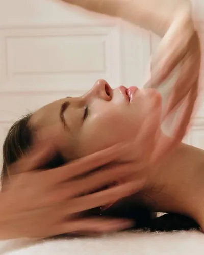 La beauté en mouvement, c’est l’ADN de Payot. ✨

Depuis les débuts, Payot ne parle pas seulement de skincare… mais de gestes. Parce qu’un soin devient vraiment efficace quand il s’accompagne d’une gestuelle juste : pression, lissage, drainage, ce que la marque a toujours défendu avec son savoir-faire professionnel, dont le Facialisme est l’expression la plus iconique.

Appliquer sa crème ou son sérum, ce n’est pas “juste hydrater” : c’est réveiller l’éclat, relâcher les tensions, reconnecter avec son visage. Un mouvement après l’autre, la peau semble plus fraîche, les traits plus reposés… et l’instant devient rituel. 💗

 Et toi, tu prends le temps des gestes dans ta routine ? 🫶✨

—

#PayotParis #Facialism #SkincareRitual #BeautyInMotion #ebthionville