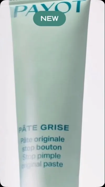 🏆 N°1 depuis 80 ans, et toujours LA référence.
La Pâte Originale Stop Bouton, une formulation experte pensée pour agir dès la première nuit : elle stoppe le développement du bouton, calme l’inflammation et rééquilibre la flore cutanée. Jusqu’à -39% de boutons*.
Le geste culte qui n’a jamais pris une ride.
*Scorage clinique sur 22 volontaires. Application 1 fois par jour pendant 3 nuits.

-—

#Payot #OriginalPaste #PateGrise #SpotTreatment FrenchPharmacy SkincareHeritage ClearSkin BeautyIcon AcneCare SkinResults