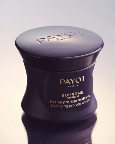 Moins fragile, plus forte : offrez à votre peau la puissance du temps.
La Crème Pro-Âge Fortifiante, l’alliée précieuse des peaux les plus matures. Au-delà de son action sur les rides, la fermeté et les taches, elle renforce la barrière cutanée et redonne vitalité, confort et éclat.
Sa formule experte : Magnolia, orchidée noire & carcinines, céramides & huile de carthame, acides hyaluroniques & algue brune, extrait de wakamé, vitamine C.
Les résultats* :
+52,5% peau plus ferme
-16% de rides
-18,5% de taches brunes
95% : la peau retrouve sa force et est moins fragile
100% : la peau retrouve son confort
*Tests sous contrôle dermatologique réalisés sur 22 volontaires pendant 56 jours.
#payot #payotskincare #SupremeAbsolu #ProAge #MatureSkin SkinBarrier Ceramides HyaluronicAcid HealthyAging ClinicalResults