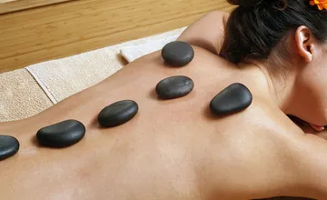 Modelage du dos aux pierres chaudes