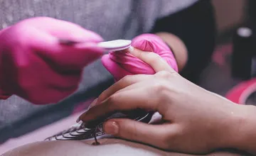 ⁣Dépose de semi-permanent & Remise en Beauté des Ongles