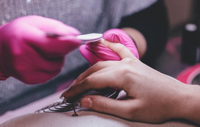 ⁣Dépose de semi-permanent & Remise en Beauté des Ongles